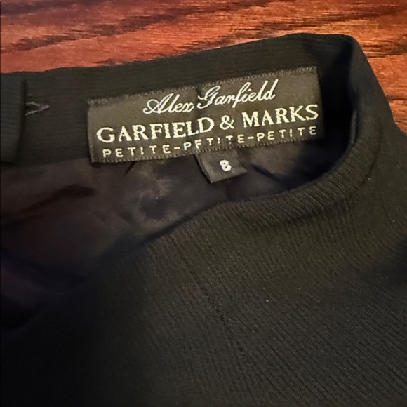 Elegant Ribbed Black Women's Skirt Size 8 - Picture 2 of 3